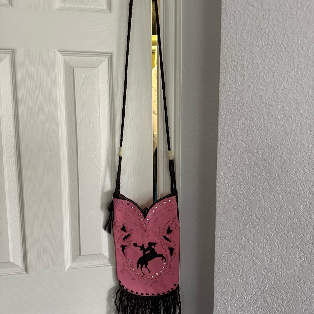 Montana Silversmiths Pink and Black Western Bag
Excelente use condition. - Picture 3 of 9